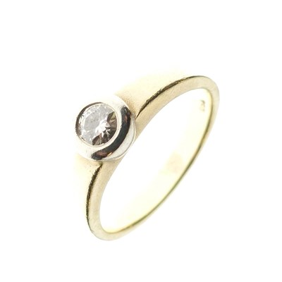 Lot 2 - Yellow metal (750) solitaire diamond ring