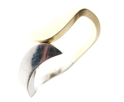 Lot 83 - Yellow metal (585) bangle