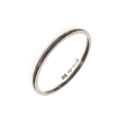 Lot 38 - Platinum wedding band