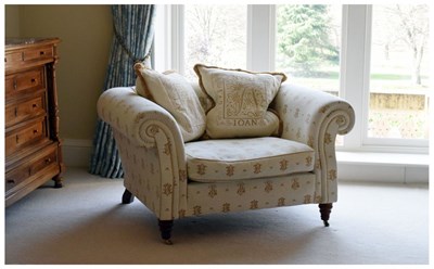 Lot 762 - Duresta style snuggle settee, upholstered in cream textured and monogrammed fabric (no cushions)