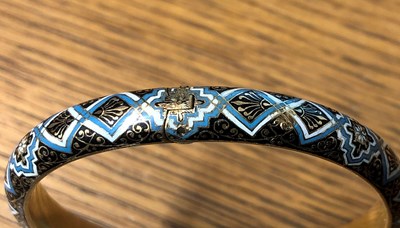 Lot 319 - Carlo Giuliano enamelled hinged bangle