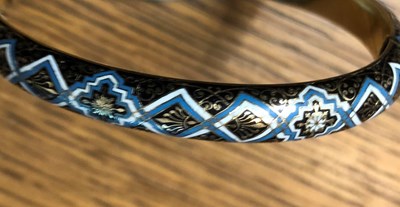 Lot 319 - Carlo Giuliano enamelled hinged bangle