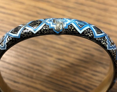 Lot 319 - Carlo Giuliano enamelled hinged bangle
