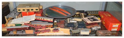 Lot 313 - Quantity of loose rolling stock and accessories