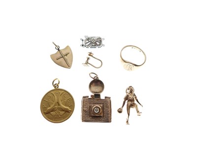 Lot 56 - Small group of 9ct gold jewellery