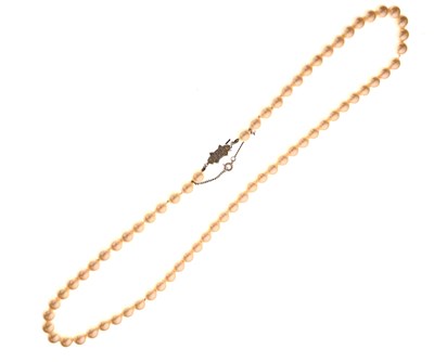 Lot 94 - String of uniform simulated pearls