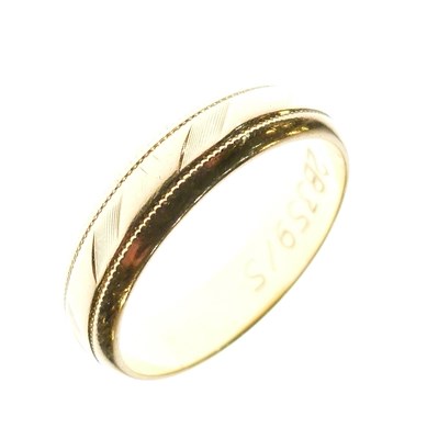 Lot 29 - 18ct gold wedding band, 4.9g