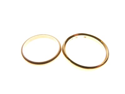 Lot 30 - Yellow metal wedding band, etc