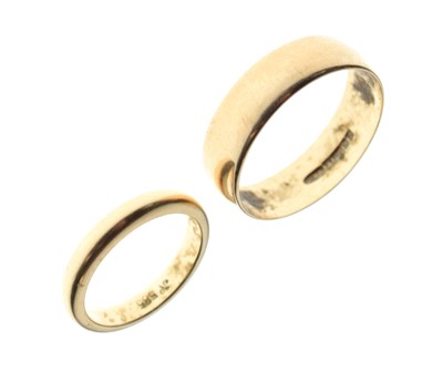 Lot 34 - 9ct gold wedding band