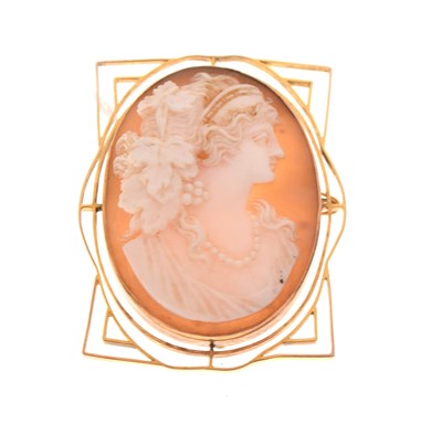 Lot 47 - Shell cameo brooch