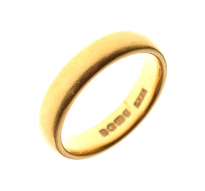 Lot 38 - 22ct gold wedding band