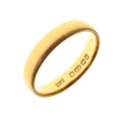 Lot 39 - 22ct gold wedding band