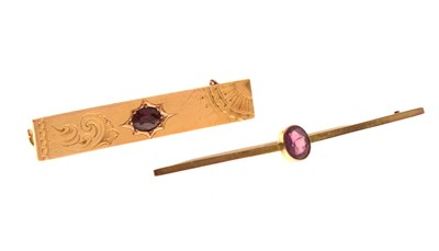 Lot 45 - '15ct' yellow metal brooch centrally set an oval garnet-coloured stone