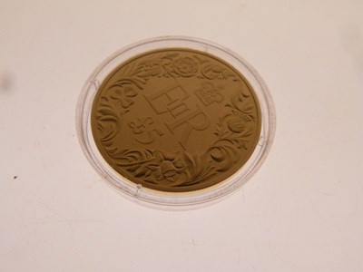 Lot 161 - Elizabeth II Diamond Jubilee Guernsey 22ct gold limited edition £5 coin