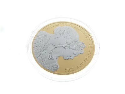 Lot 161 - Elizabeth II Diamond Jubilee Guernsey 22ct gold limited edition £5 coin