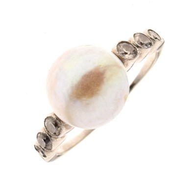 Lot 22 - Diamond and pearl ring