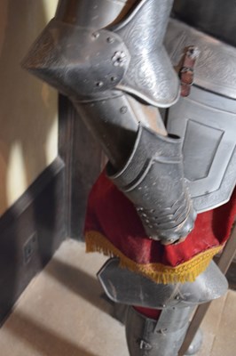 Lot 35 - Replica Spanish suit of armour