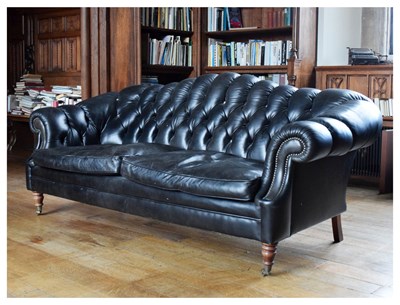 Lot 45 - Modern deep-buttoned black leatherette lounge suite