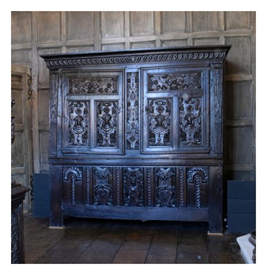 Lot 65 - Impressive early 17th Century oak press cupboard