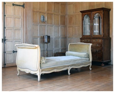 Lot 98 - 20th Century cream-painted day bed