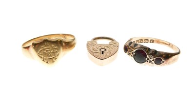 Lot 18 - Shield shape signet ring