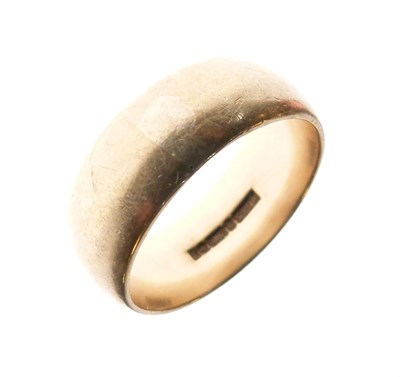 Lot 25 - 9ct gold wedding band