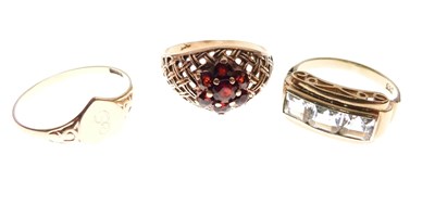 Lot 9 - 9ct gold heart-shaped signet ring