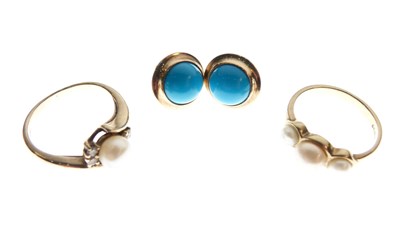Lot 12 - 9ct gold ring set single cultured pearl and three diamonds