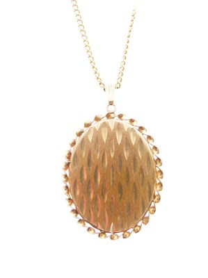 Lot 47 - 9ct gold oval locket