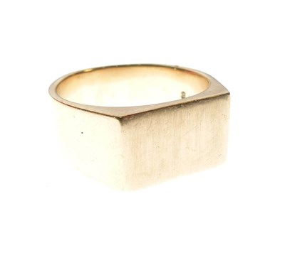 Lot 20 - 9ct gold signet ring