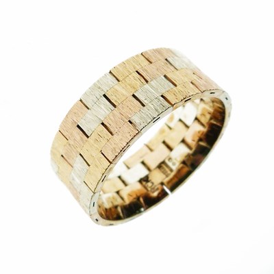 Lot 327 - Roy C King - 9ct three-colour gold link designed ring