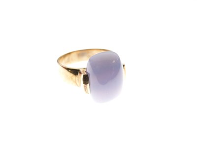 Lot 16 - Blue-grey agate set ring, stamped '18K'
