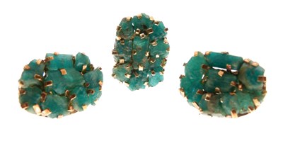 Lot 13 - Yellow metal and raw emerald cluster ring