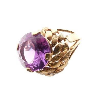 Lot 7 - Synthetic purple sapphire '18K' yellow metal ring