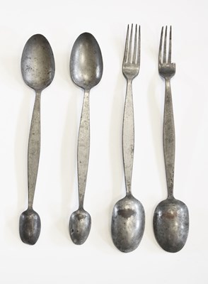 Lot 392 - Four pieces of double ended cutlery