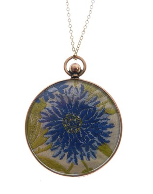 Lot 35 - 9ct gold double-sided pendant