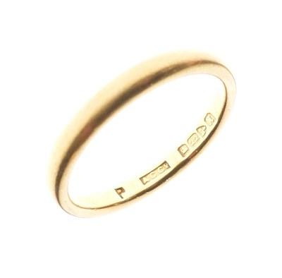 Lot 23 - 22ct gold wedding band