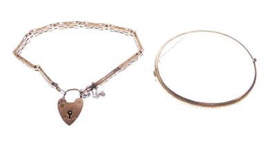Lot 42 - Edwardian 9ct gold hinged bangle