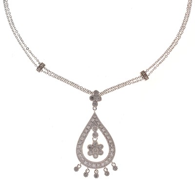 Lot 29 - Diamond pendant on chain