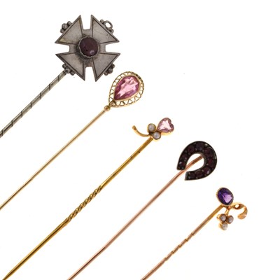 Lot 65 - A stone set horseshoe stick pin