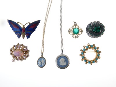 Lot 172 - Quantity of assorted costume jewellery