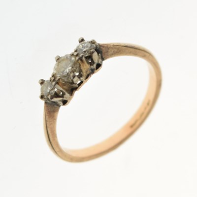 Lot 8 - Three-stone diamond ring