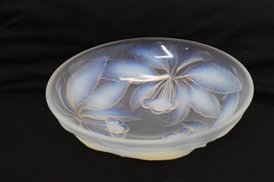 Lot 429 - Vallen Art Deco opalescent glass bowl