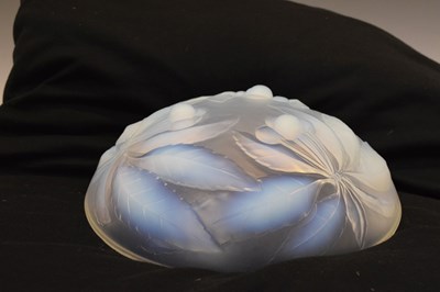 Lot 429 - Vallen Art Deco opalescent glass bowl