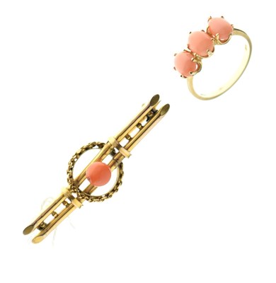 Lot 26 - Three stone coral ring