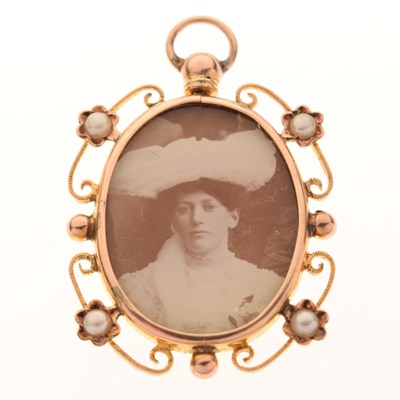 Lot 35 - Edwardian gold picture pendant