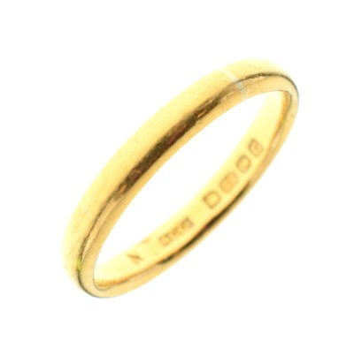 Lot 26 - 22ct gold wedding band
