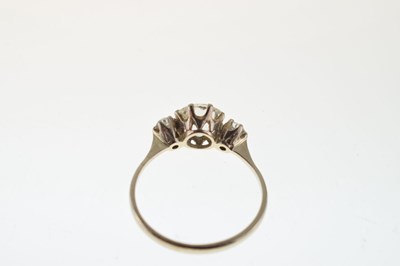 Lot 115 - Three stone diamond ring