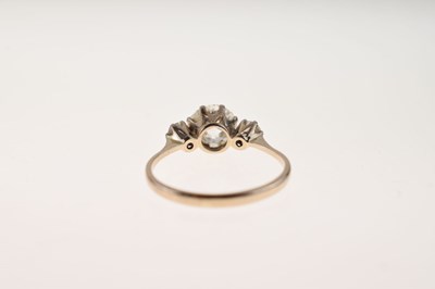 Lot 115 - Three stone diamond ring