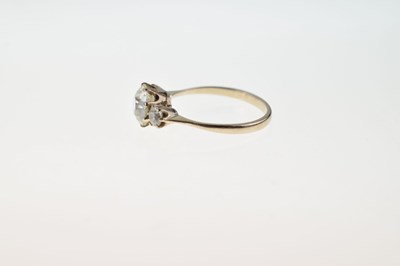 Lot 115 - Three stone diamond ring